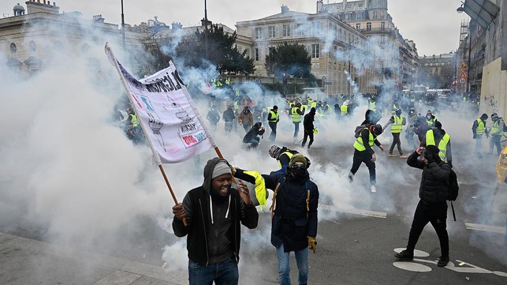 Fransa: “sarı jiletlilər”in növbəti aksiyasında 32 min nəfər iştirak edir