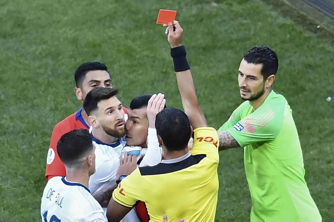Messi 14 ildən sonra ilk dəfə qırmızı kart gördü – Medalını almaqdan imtina etdi