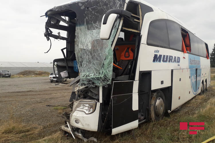 Türkiyədən Bakıya gələn sərnişin avtobusu yük maşını ilə toqquşdu - Ölən və yaralananlar var (Foto)