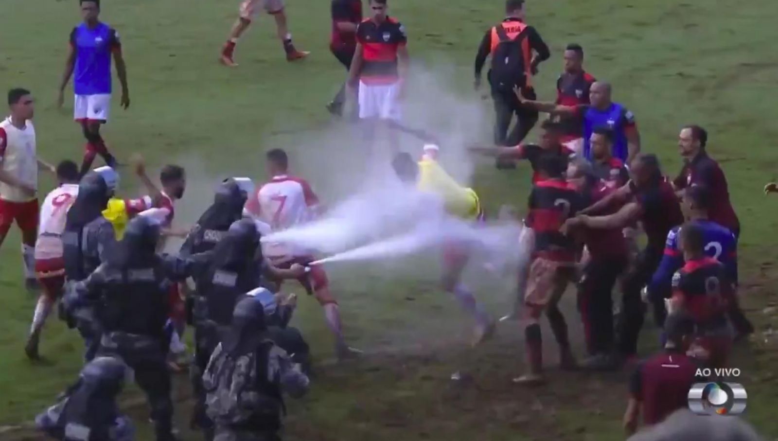 Braziliya polisi futbolçulara qarşı gözyaşardıcı qazdan istifadə edib - VİDEO