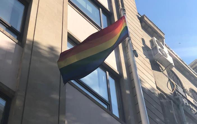 Rəzalət : Böyük Britaniyanın Azərbaycandakı səfirliyi Bakıdakı ofisinin qarşısında LGBT bayrağı qaldırdı - 