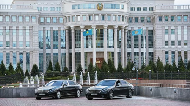Qazaxıstan parlamenti Nazarbayevin bu vəzifələrini ləğv etdi