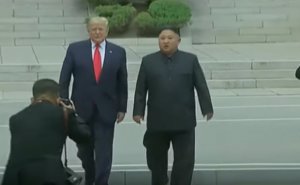 Tramp Şimali Koreya torpağına ayaq basmış ilk ABŞ prezidenti oldu - Tarixi video
