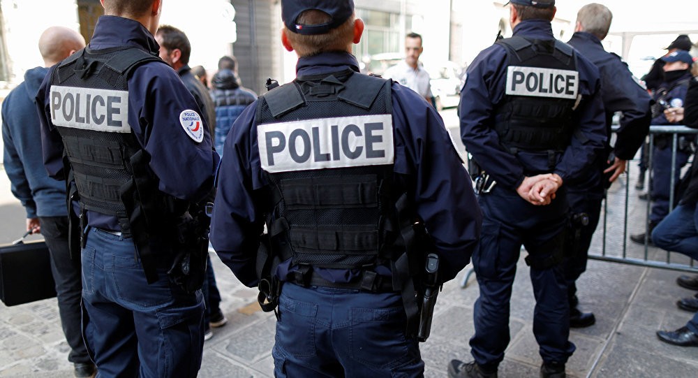 Fransada silahlı şəxs polislərə atış açıb