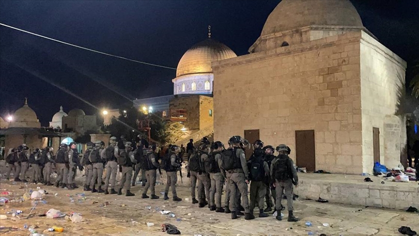 TƏCİLİ : İsrail polisi Məscidül-Əqsada təravih namazı qılan xalqa silahlı hücum etdi - YARALILAR VAR, QARŞIDURMA DAVAM EDİR (VİDEO, FOTO)