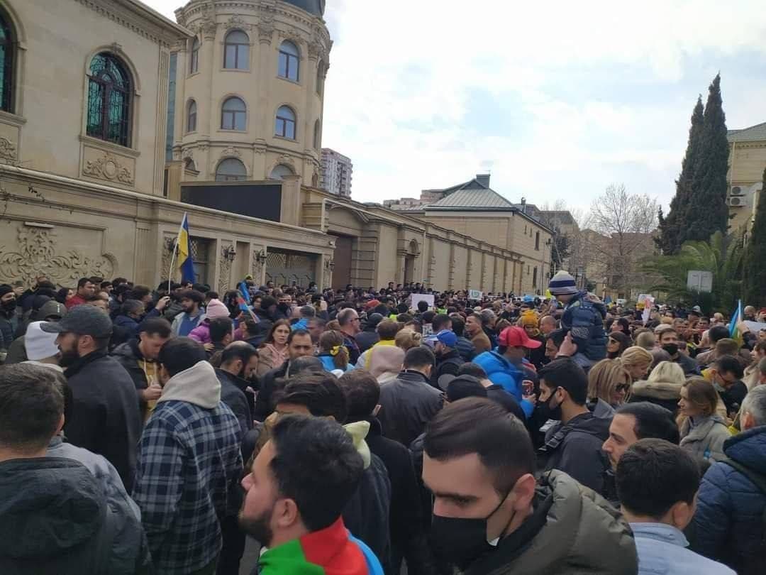 Bakıda Ukraynaya DƏSTƏK AKSİYASI: Yüzlərlə insan səfirlik binası önünə toplaşdı – FOTO