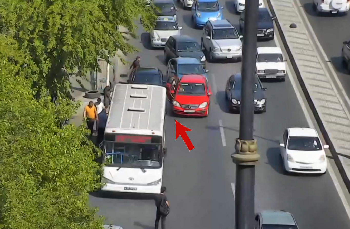 Tbilisi prospektində həyəcanlı anlar - sürücünün ürəyi tutdu, maşın avtobusa çırpıldı - VİDEO