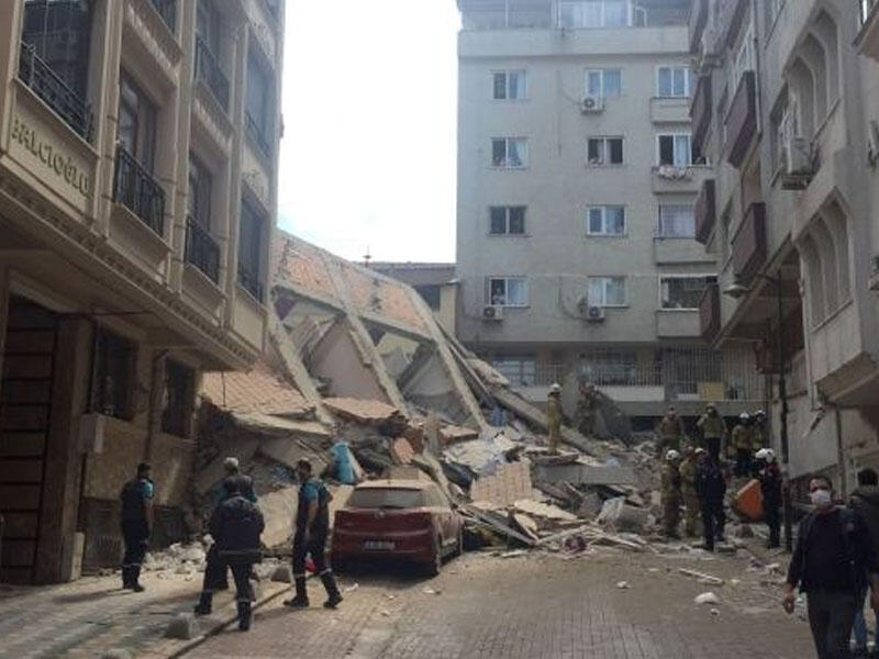 İstanbulda yaşayış binası çökdü - VİDEO