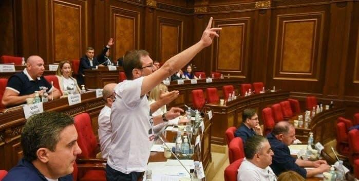 Ermənistan parlamentində dava: Həsənov iclası dayandırdı - FOTO
