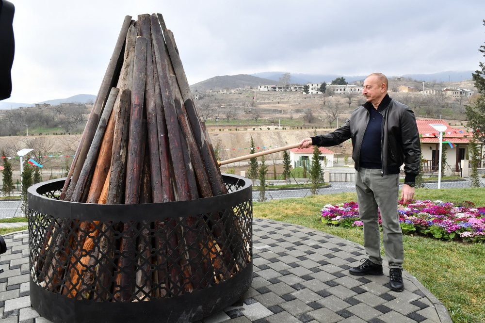 İlham Əliyev Novruz tonqalını alovlandırdı - FOTO\VİDEO