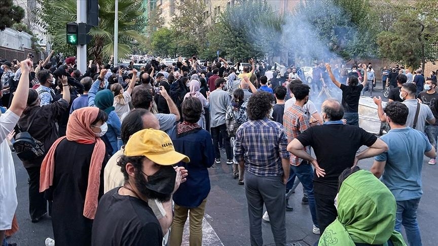 İranda etirazlar: Nümayişçilər şəhər meydanındakı heykəli yıxdı - 5 nəfər yaralanıb, 10 nəfər saxlanılıb