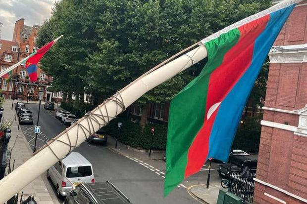 Azərbaycan bayrağı Londondakı səfirlikdə yenidən dalğalanır - VİDEO