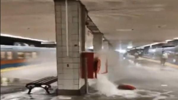 İstanbulda metro sular altında qaldı - ŞOK EDƏN GÖRÜNÜTÜLƏR - VİDEO