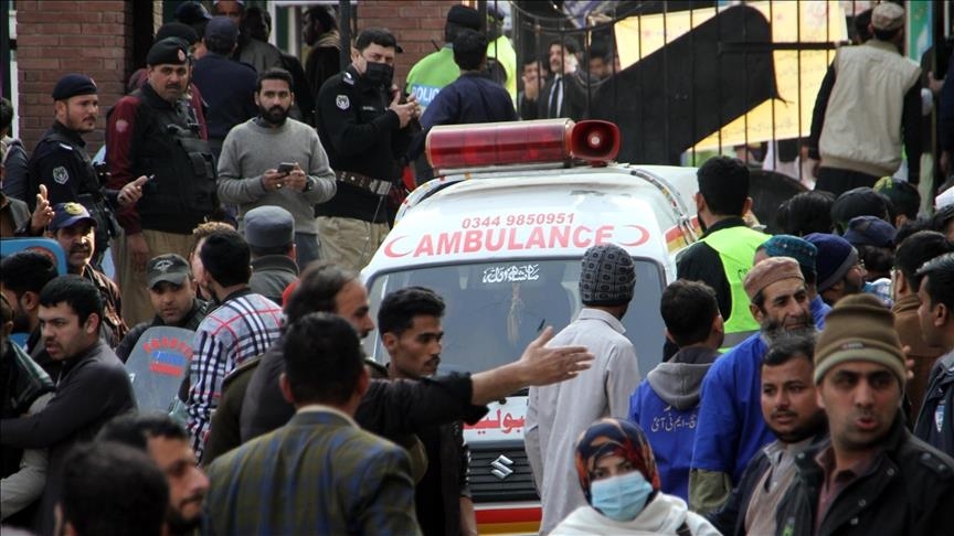 Pakistanda məsciddə törədilən terror aktının detalları ortaya çıxdı: Hücum edən polis formasında - FOTO