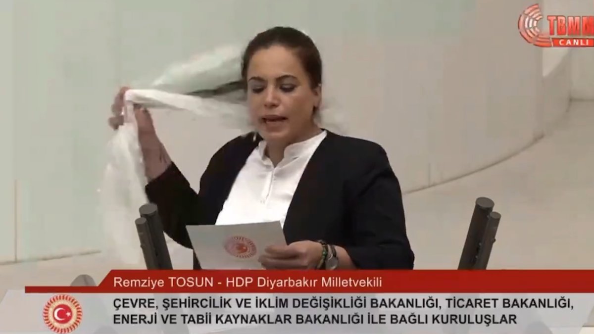 Türkiyə parlamentinin tribunasında terror təşkilatı TƏXRİBATI: HDP-li deputat Öcalana azadlıq istədi - VİDEO  