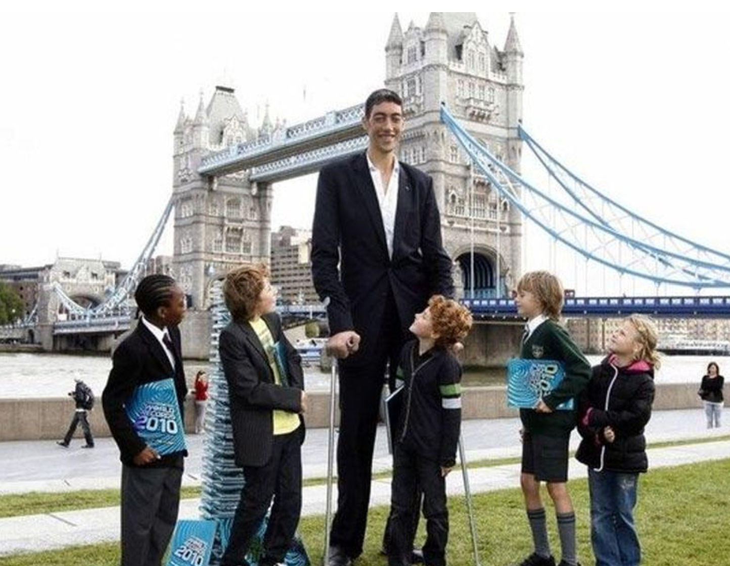 Название высоких людей. Самый длинный человек в мире рост. Самый высокий человек в мире рост 3 метра.