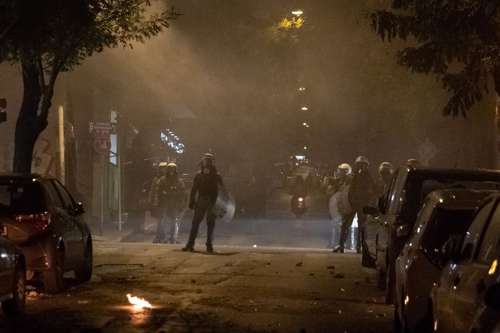 Yunanıstanda ortalıq qarışdı: Polis 16 yaşlı GÜLƏLƏDİ - FOTO