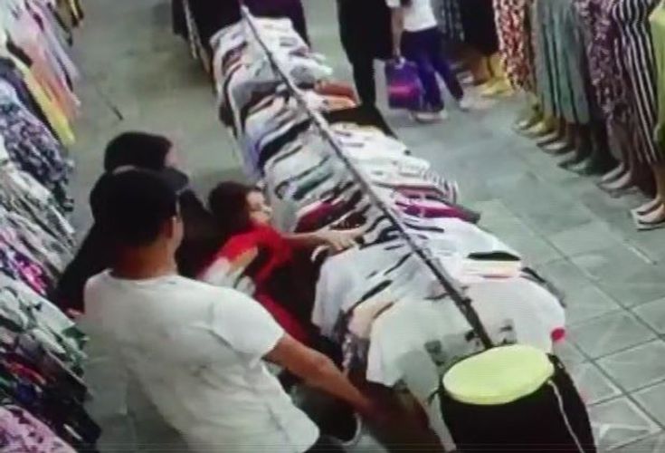 Mağazalardan 59 dəst paltar oğurlayan bacı-qardaş tutuldu – Video