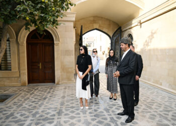Mehriban Əliyeva və ailə üzvləri Əhmədli məscidində – FOTO