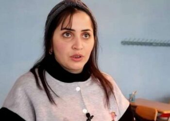 Məktəb önundə dərs keçən müəllimə işdən azad olundu