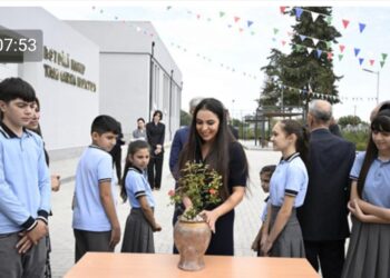 Məktəblilərdə Leyla Əliyevaya hədiyyə