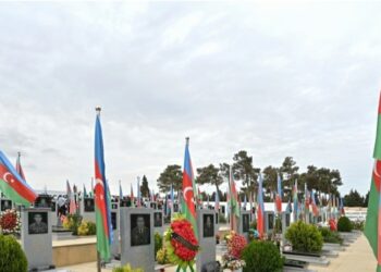 Müdafiə Nazirliyinin bir qrup şəxsi heyəti İkinci Şəhidlər xiyabanını ziyarət edib