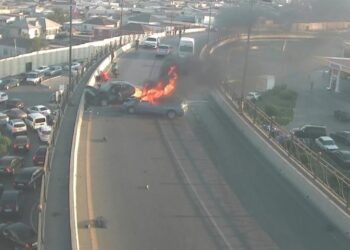 Bakıda qəzaya duşən avtomobil yandı