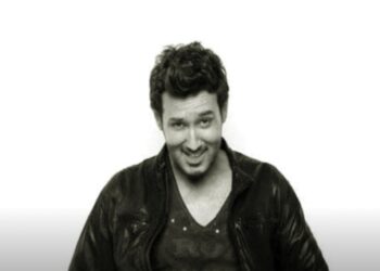 Məşhur türkiyəli müğənni səhnədə yıxılaraq öldü