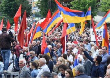 Ermənistan müxalifəti yenidən mitinqə başlayir