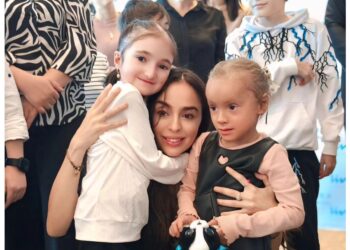 Leyla Əliyeva kəpənək və ixtioz xəstəliyindən əziyyət çəkən uşaqlarla görüşdü – Fotolar