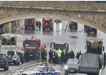 Bakıda körpüləri yağış suyu basdı – Heydər Əliyev prospekti baglandi