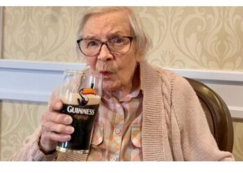 105 yaşlı qadın uzunömürlülüyün sirrini açıqladı: “Pivə və evlənməmək”