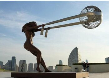 Bakıdakı lüt qadın heykəli söküldü – Video