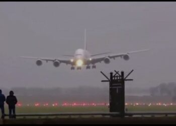 Türkiyədə guçlu külək hava limanlarinda problemlər yaradib