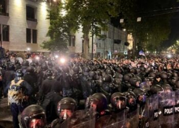 Gürcüstanda vəziyyət gərginləşir: Etirazçılar polisə qarşı pirotexniki vasitələrdən istifadə edirlər