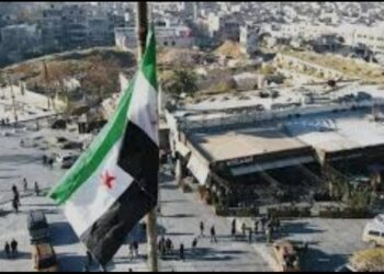 Menbicdə Azərbaycan bayrağının fonunda “Qarabağ” yazılmış kofta geymiş yeniyetmə də görünüb-Foto