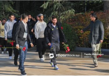 Lionel Messi Ümummilli Liderin xatirəsini anıb, məzarı önünə əklil qoyub