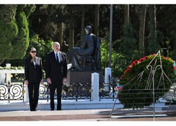 Prezident İlham Əliyev və xanım Mehriban Əliyeva ümummilli lider Heydər Əliyevin məzarını ziyarət ediblər.