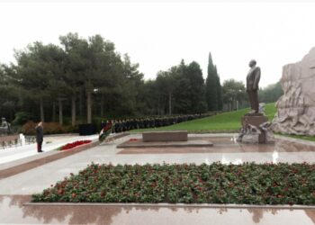 Daxili işlər nazirliyinin əməkdaşları Heydər Əliyevin məzarını ziyarət ediblər