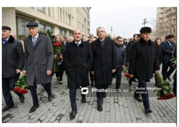 Dövlət və hökumət rəsmiləri ümummilli lider Heydər Əliyevin xatirəsini yad edirlər