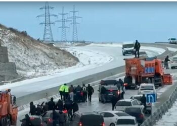 Baki-Şamaxi yolu buz bagladi, sürücülər çətin durumda qaldi-Video