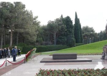 Tatarıstan Respublikasının Rəisi Ulu Öndərin məzarını və Şəhidlər xiyabanını ziyarət edib