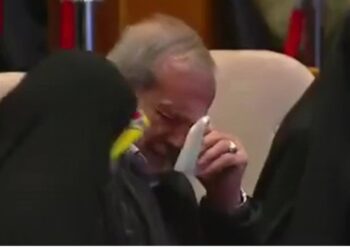 Prezident qəzada ölən xanımının şəkilini görüb agladi