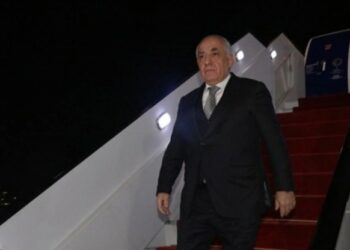 Baş nazir Misirə rəsmi səfərə gedib