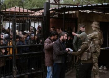 Devrilmiş Bəşər Əsəd rejiminin əsgərləri silahları ilə birlikdə Suriyanın yeni hökumətinə təsim olurlar