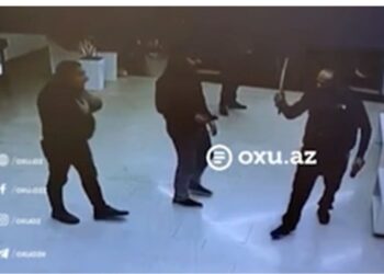 Bakıda yaşayış kompleksində mühafizəçiyə xəncərərlə hücum -Video