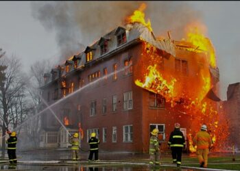ABŞ yanğınla mübarizəyə yüzlərlə məhbus cəlb edib