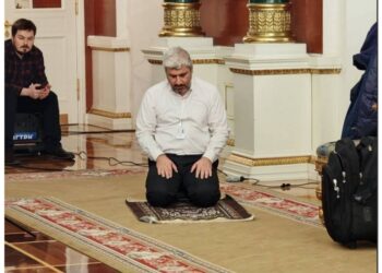 İranlı jurnalist Kremldə namaz qıldı – Video