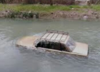 Biləsuvarda avtomobil kanala düşdü – Xəsarət alanlar var