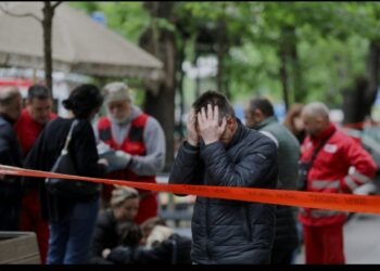 Məktəb yeməkxanasında atışma -Ölən var